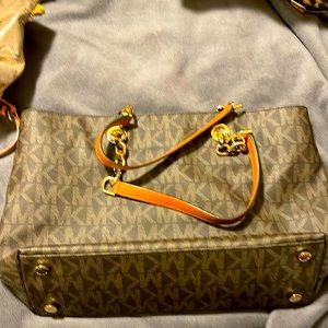 Michael Kohl’s large purse